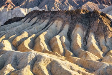 Zabriskie Point 'in imzalı kaya oluşumları, Ölüm Vadisi Ulusal Parkı, Kaliforniya.