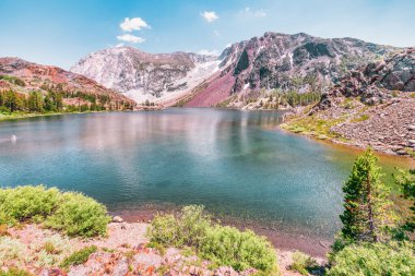 Yosemite Ulusal Parkı 'ndaki Charming Ellery Gölü, Kaliforniya ABD.
