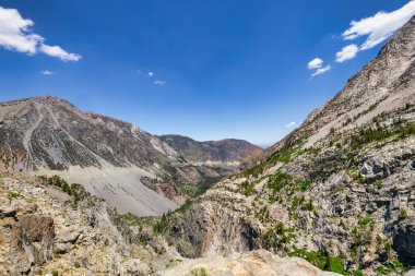 Tioga geçidi, Sierra Nevada, California dağlarında. Yosemite 'deki 120 numaralı eyalet güzergahı. Seyahat ve Turizm