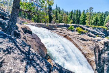 Yosemite Ulusal Parkı 'ndaki Mist Trail' den Nevada Şelalesi 'nin Merced Nehri üzerindeki hava manzarası. Kaliforniya, ABD 'de yaz tatili.