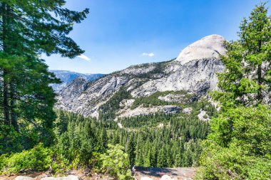 Yosemite Ulusal Parkı 'ndaki Mist Trail' den dağ manzarası. Kaliforniya, ABD 'de yaz tatili.