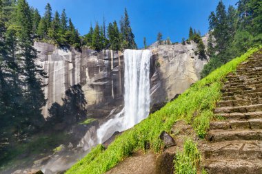 Vernal Falls, Yosemite Ulusal Parkı, Misty Trail kaygan, şelalenin içinden esen bir mil uzunluğunda bir patika.