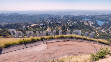 Hollywood Tabelasının arkasından Los Angeles manzarası, Kaliforniya, ABD