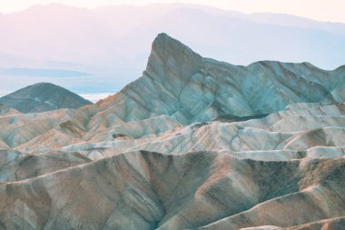 Zabriskie Point 'in imzalı kaya oluşumları, Ölüm Vadisi Ulusal Parkı, Kaliforniya.