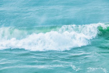 Dalgalar yakın çekim yapıyor. Kristal berrak deniz suyu, San Francisco Körfezi 'nde okyanus, mavi su renkleri..