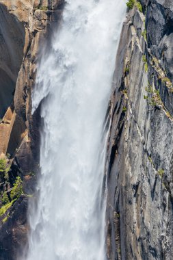 Yosemite Ulusal Parkı 'ndaki Nevada Şelalesi. Yaklaş. Kaliforniya 'da yaz tatili, Amerika Birleşik Devletleri