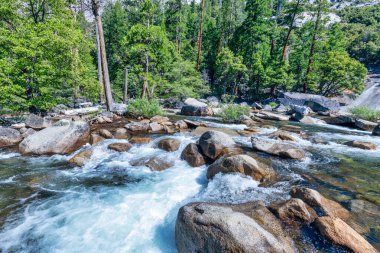 Vernal Falls, Yosemite Ulusal Parkı, Misty Trail kaygan, şelalenin içinden esen bir mil uzunluğunda bir patika.