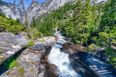 Vernal Falls, Yosemite Ulusal Parkı, Misty Trail kaygan, şelalenin içinden esen bir mil uzunluğunda bir patika.