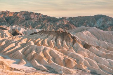 Zabriskie Point 'in imzalı kaya oluşumları, Ölüm Vadisi Ulusal Parkı, Kaliforniya.