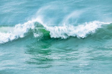 Dalgalar yakın çekim yapıyor. Kristal berrak deniz suyu, San Francisco Körfezi 'nde okyanus, mavi su renkleri..