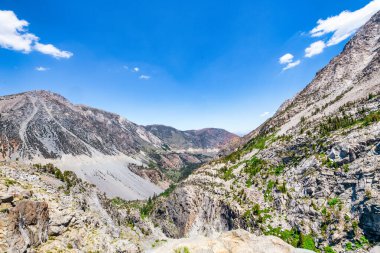 Tioga geçidi, Sierra Nevada, California dağlarında. Yosemite 'deki 120 numaralı eyalet güzergahı. Seyahat ve Turizm