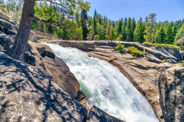Yosemite Ulusal Parkı 'ndaki Mist Trail' den Nevada Şelalesi 'nin Merced Nehri üzerindeki hava manzarası. Kaliforniya, ABD 'de yaz tatili.