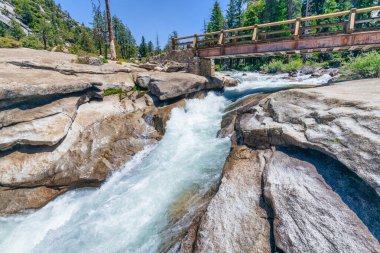 Yosemite Ulusal Parkı 'ndaki Mist Trail' den Nevada Şelalesi 'nin Merced Nehri üzerindeki hava manzarası. Kaliforniya, ABD 'de yaz tatili.