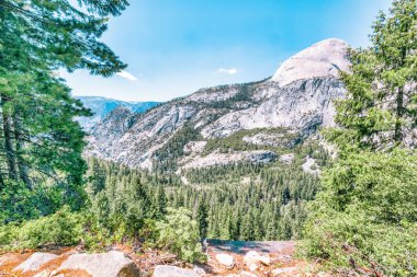 Yosemite Ulusal Parkı 'ndaki Mist Trail' den dağ manzarası. Kaliforniya, ABD 'de yaz tatili.