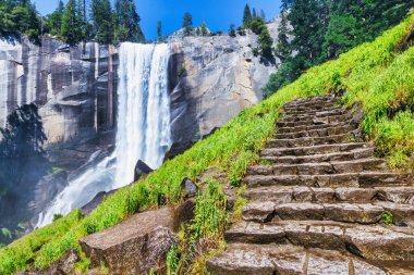 Vernal Falls, Yosemite Ulusal Parkı, Misty Trail kaygan, şelalenin içinden esen bir mil uzunluğunda bir patika.