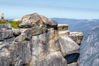 Yosemite Ulusal Parkı 'ndaki dağ manzarası. Kaliforniya, ABD 'de yaz tatili.