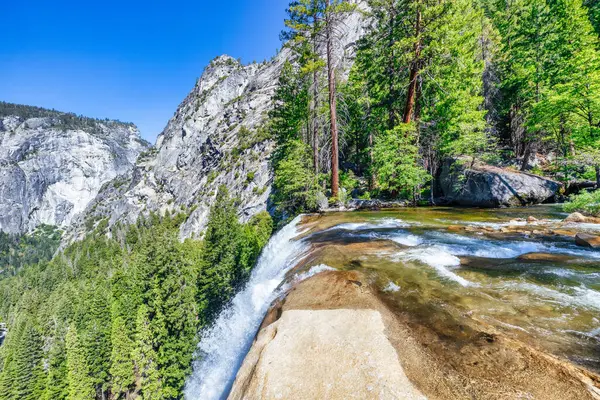 Vernal Falls, Yosemite Ulusal Parkı, Misty Trail kaygan, şelalenin içinden esen bir mil uzunluğunda bir patika.