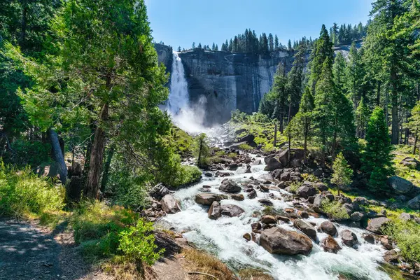 Yosemite Ulusal Parkı 'ndaki Nevada Dağları ve Şelaleleri manzarası. Kaliforniya, ABD 'de Yaz Tatili.
