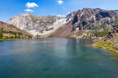 Yosemite Ulusal Parkı 'ndaki Charming Ellery Gölü, Kaliforniya ABD.