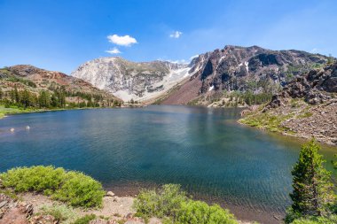 Yosemite Ulusal Parkı 'ndaki Charming Ellery Gölü, Kaliforniya ABD.