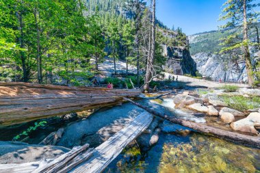 Vernal Falls, Yosemite Ulusal Parkı, Misty Trail kaygan, şelalenin içinden esen bir mil uzunluğunda bir patika.