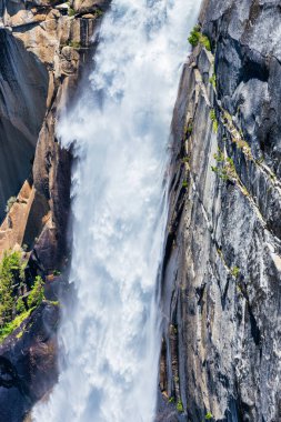 Yosemite Ulusal Parkı 'ndaki Puslu Yol' dan Nevada Şelalesi manzarası. Kaliforniya, ABD 'de Yaz Tatili.