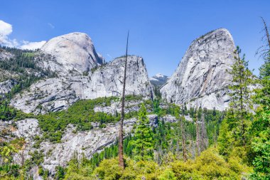 Yosemite Ulusal Parkı 'ndaki Mist Trail' den dağ manzarası. Kaliforniya, ABD 'de yaz tatili.