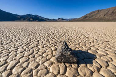 Racetrack Playa 'da taşınan kaya, Ölüm Vadisi Ulusal Park Vahşi Doğası, Kaliforniya,