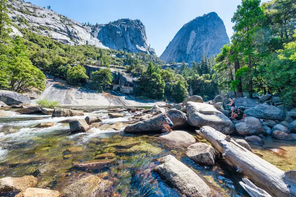 Vernal Falls, Yosemite Ulusal Parkı, Misty Trail kaygan, şelalenin içinden esen bir mil uzunluğunda bir patika.