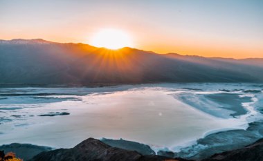 Günbatımında Manly Gölü 'nün güzel manzarası Dantes View in Death Valley Ulusal Parkı, Kaliforniya, ABD