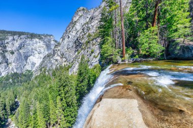 Vernal Falls, Yosemite Ulusal Parkı, Misty Trail kaygan, şelalenin içinden esen bir mil uzunluğunda bir patika.