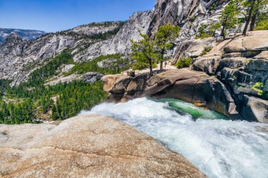 Yosemite Ulusal Parkı 'ndaki Mist Trail' den Nevada Şelalesi 'nin Merced Nehri üzerindeki hava manzarası. Kaliforniya, ABD 'de yaz tatili.