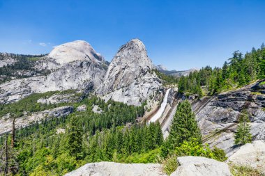 Yosemite Ulusal Parkı 'ndaki Nevada Dağları ve Şelaleleri manzarası. Kaliforniya, ABD 'de Yaz Tatili.