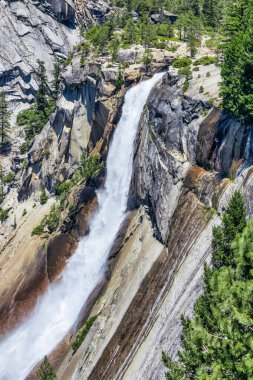 Yosemite Ulusal Parkı 'ndaki Puslu Yol' dan Nevada Şelalesi manzarası. Kaliforniya, ABD 'de Yaz Tatili.