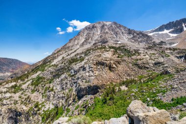 Tioga geçidi, Sierra Nevada, California dağlarında. Yosemite 'deki 120 numaralı eyalet güzergahı. Seyahat ve Turizm