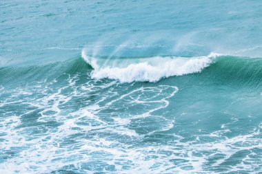 Dalgalar yakın çekim yapıyor. Kristal berrak deniz suyu, San Francisco Körfezi 'nde okyanus, mavi su renkleri..