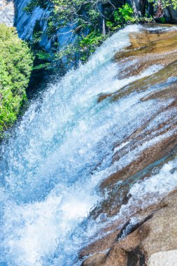 Vernal Falls, Yosemite Ulusal Parkı, Misty Trail kaygan, şelalenin içinden esen bir mil uzunluğunda bir patika.