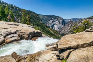 Yosemite Ulusal Parkı 'ndaki Mist Trail' den Nevada Şelalesi 'nin Merced Nehri üzerindeki hava manzarası. Kaliforniya, ABD 'de yaz tatili.