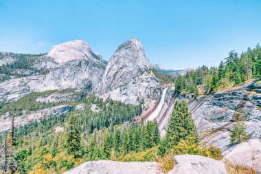 Yosemite Ulusal Parkı 'ndaki Nevada Dağları ve Şelaleleri manzarası. Kaliforniya, ABD 'de Yaz Tatili.