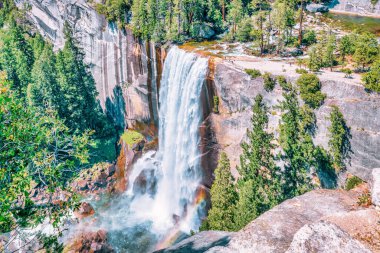 Vernal Falls, Yosemite Ulusal Parkı, Misty Trail kaygan, şelalenin içinden esen bir mil uzunluğunda bir patika.