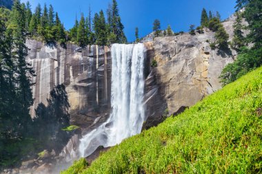 Vernal Falls, Yosemite Ulusal Parkı, Misty Trail kaygan, şelalenin içinden esen bir mil uzunluğunda bir patika.