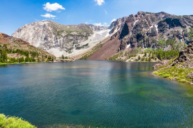 Yosemite Ulusal Parkı 'ndaki Charming Ellery Gölü, Kaliforniya ABD.