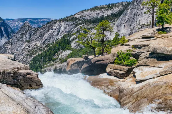 Yosemite Ulusal Parkı 'ndaki Mist Trail' den Nevada Şelalesi 'nin Merced Nehri üzerindeki hava manzarası. Kaliforniya, ABD 'de yaz tatili.