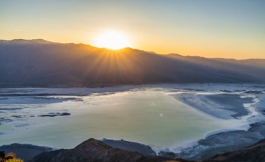 Günbatımında Manly Gölü 'nün güzel manzarası Dantes View in Death Valley Ulusal Parkı, Kaliforniya, ABD