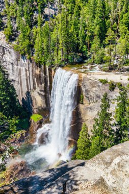 Vernal Falls, Yosemite Ulusal Parkı, Misty Trail kaygan, şelalenin içinden esen bir mil uzunluğunda bir patika.