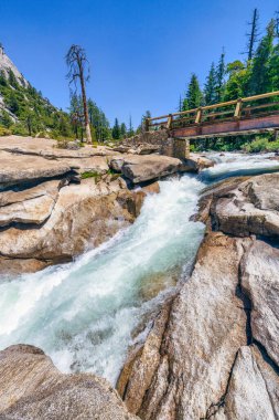 Yosemite Ulusal Parkı 'ndaki Mist Trail' den Nevada Şelalesi 'nin Merced Nehri üzerindeki hava manzarası. Kaliforniya, ABD 'de yaz tatili.