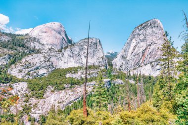 Yosemite Ulusal Parkı 'ndaki Mist Trail' den dağ manzarası. Kaliforniya, ABD 'de yaz tatili.