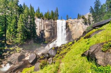 Vernal Falls, Yosemite Ulusal Parkı, Misty Trail kaygan, şelalenin içinden esen bir mil uzunluğunda bir patika.