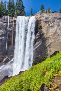 Vernal Falls, Yosemite Ulusal Parkı, Misty Trail kaygan, şelalenin içinden esen bir mil uzunluğunda bir patika.