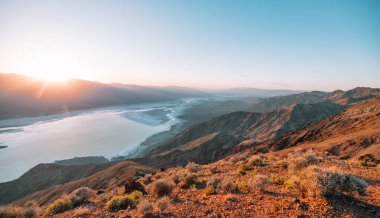 Günbatımında Manly Gölü 'nün güzel manzarası Dantes View in Death Valley Ulusal Parkı, Kaliforniya, ABD